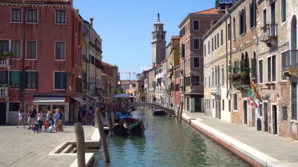 Venedig Italien 2018 Boote Den Engen Kanälen Venedigs — Stockvideo