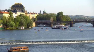 Prague, Çek Cumhuriyeti - 21.08.2018: yaz gün görünümü Of Vltava Nehri içinde. Tur tekneleri ve Vltava Nehri içinde yüzen şehir gezisi gemi.