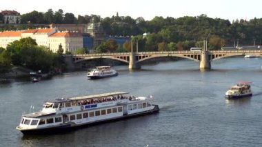 Prague, Çek Cumhuriyeti - 21.08.2018: yaz gün görünümü Of Vltava Nehri içinde. Tur tekneleri ve Vltava Nehri içinde yüzen şehir gezisi gemi.
