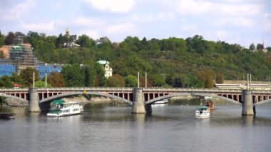 Prague, Çek Cumhuriyeti - 21.08.2018: yaz gün görünümü Of Vltava Nehri içinde. Tur tekneleri ve Vltava Nehri içinde yüzen şehir gezisi gemi.