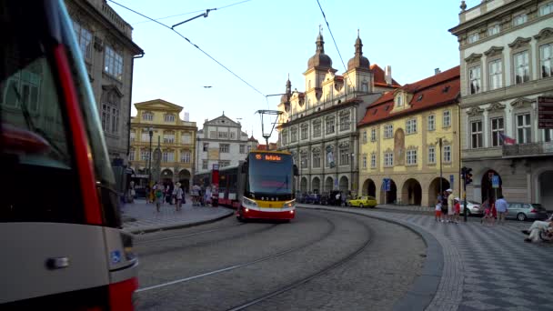 Prag Tjeckien 2018 Tjeckiska Spårvagn Rider Genom Den Gamla Staden — Stockvideo