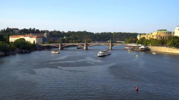 Prag Tjeckien 2018 Vltava Floden Sommar Dag Turbåtar Och Sightseeing — Stockvideo