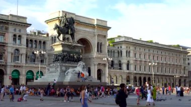Milan, İtalya - 14.08.2018: Piazza Duomo Milan, turist.
