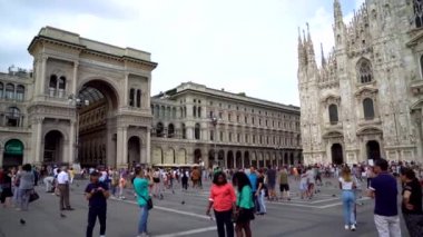 Milan, İtalya - 14.08.2018: turistler Milano'da Piazza Duomo Meydanı.