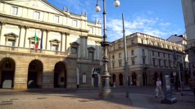 Milan, İtalya - 14.08.2018: Milan, Piazza La Scala ve La Scala Tiyatrosu.