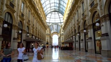 Milan, İtalya - 14.08.2018: Meydanı Piazza Duomo Vittorio Emanuele Galerisi.