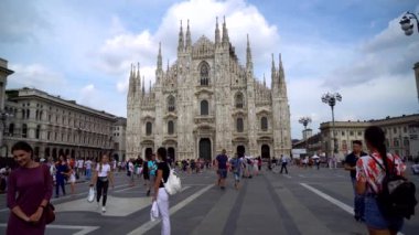 Milan, İtalya - 14.08.2018: turistler Milano'da Piazza Duomo Meydanı.