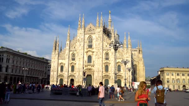 Мілан Італія 2018 Туристів Які Відвідують Мілані Площі Пьяцца Дуомо — стокове відео