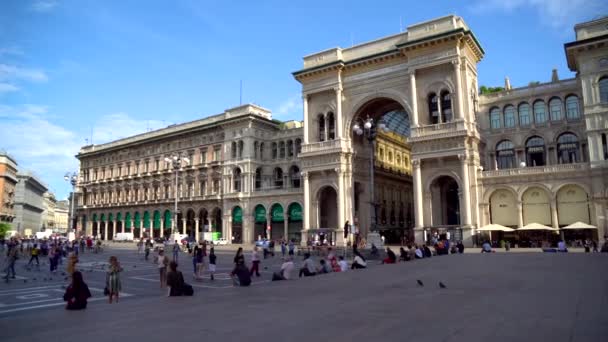 Милан Италия 2018 Туристы Пьяцца Дуомо Милане — стоковое видео