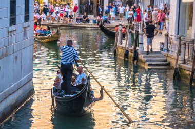 Venice, İtalya - 15.08.2018: Geleneksel gondol Venedik renkli tarihi evler arasındaki dar kanal.