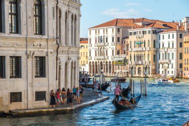 Venice, İtalya - 15.08.2018: Görünüm, Grand Canal (Canal Grande) Ortaçağ evleri, Venedik renkli cephe ile.