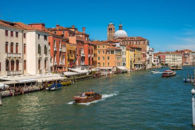 Venice, İtalya - 15.08.2018: Görünüm, Grand Canal (Canal Grande) Ortaçağ evleri, Venedik renkli cephe ile.