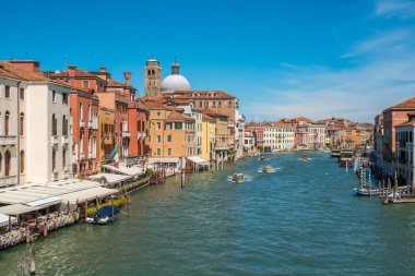 Venice, İtalya - 15.08.2018: Görünüm, Grand Canal (Canal Grande) Ortaçağ evleri, Venedik renkli cephe ile.