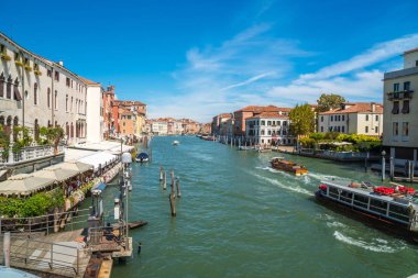 Venice, İtalya - 15.08.2018: Görünüm, Grand Canal (Canal Grande) Ortaçağ evleri, Venedik renkli cephe ile.