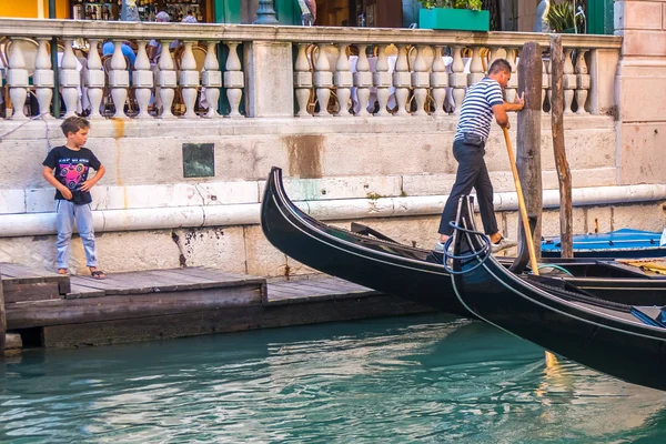 Venetsia Italia 2018 Perinteiset Gondolat Kapealla Kanavalla Värikkäiden Historiallisten Talojen — kuvapankkivalokuva