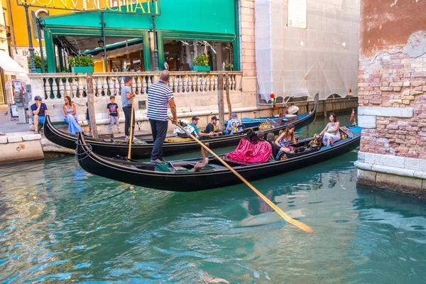 Venise Italie 2018 Des Gondoles Traditionnelles Sur Canal Étroit Entre — Photo