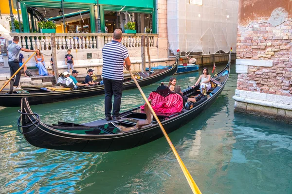 Venice, İtalya - 15.08.2018: Geleneksel gondol Venedik renkli tarihi evler arasındaki dar kanal.