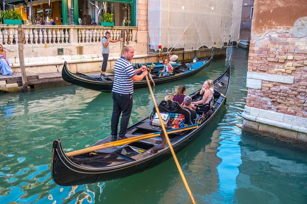 Venice Talya 2018 Geleneksel Gondol Venedik Renkli Tarihi Evler Arasındaki — Stok fotoğraf