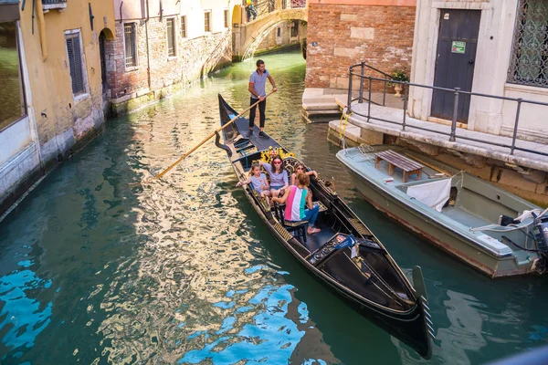 Venetsia Italia 2018 Perinteiset Gondolat Kapealla Kanavalla Värikkäiden Historiallisten Talojen — kuvapankkivalokuva
