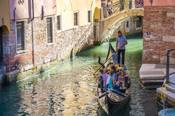 Venice Italy 2018 Traditional Gondolas Narrow Canal Colorful Historic Houses — Stock Photo, Image