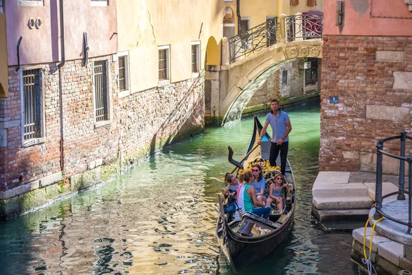 Venice Italy 2018 Traditional Gondolas Narrow Canal Colorful Historic Houses — Stock Photo, Image