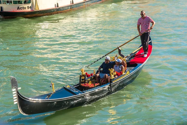 Venice Italië 2018 Traditionele Gondels Smalle Kanaal Tussen Kleurrijke Historische — Stockfoto