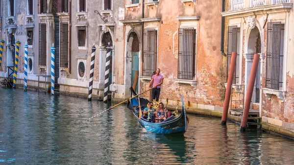 Veneza Itália 2018 Gôndolas Tradicionais Canal Estreito Entre Casas Históricas — Fotografia de Stock