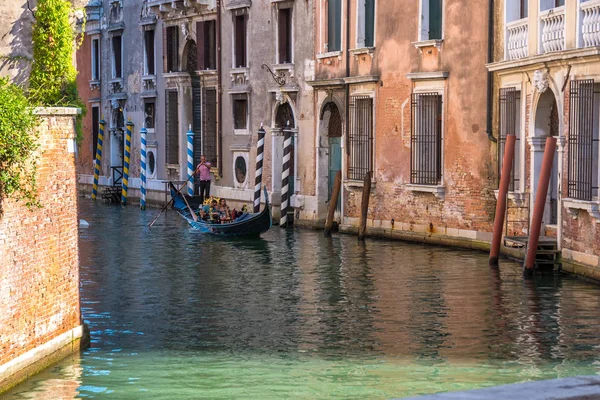 Venise Italie 2018 Des Gondoles Traditionnelles Sur Canal Étroit Entre — Photo