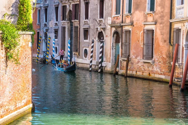 Venise Italie 2018 Des Gondoles Traditionnelles Sur Canal Étroit Entre — Photo