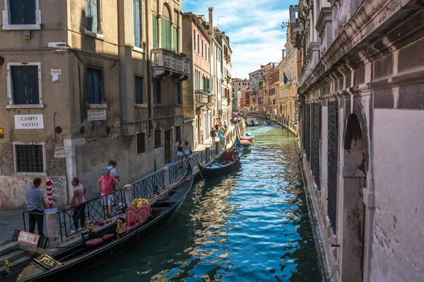 Venise Italie 2018 Des Gondoles Traditionnelles Sur Canal Étroit Entre — Photo