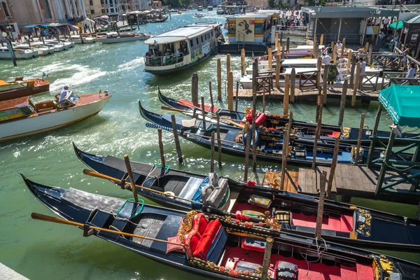 Venice Olaszország 2018 Hagyományos Gondolák Velence Színes Történelmi Házak Között — Stock Fotó