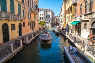 Venice, İtalya - 15.08.2018: Tekneler dar kanal Venedik renkli tarihi evleri arasında.
