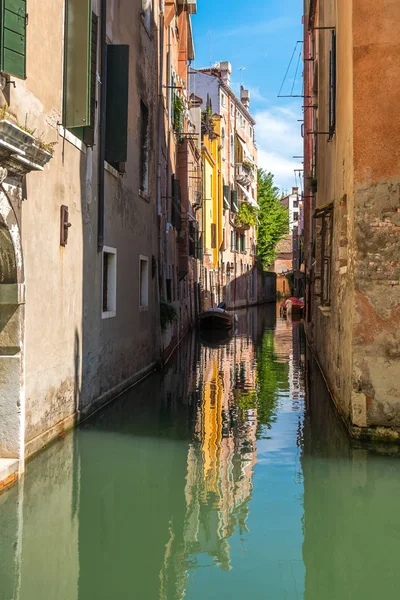 Venice Italy 2018 Boats Narrow Canal Colorful Historic Houses Venice — Stock Photo, Image