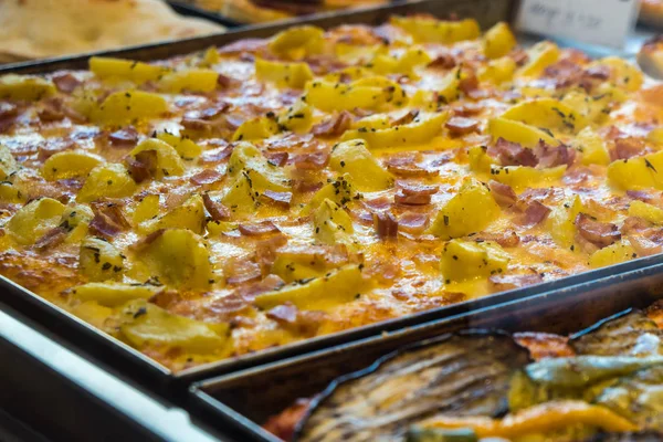 vejetaryen pizza Venedik şehir bankta dokusuna.