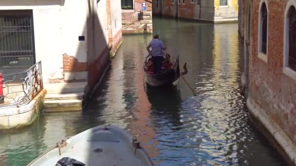 ヴェネツィア イタリア 2018 ヴェネツィアの狭い運河の観光ゴンドラ — ストック動画