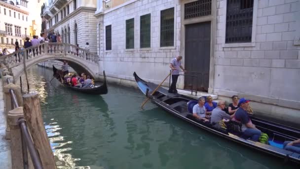 Venice Italië 2018 Gondel Met Toeristen Smalle Grachten Van Venetië — Stockvideo