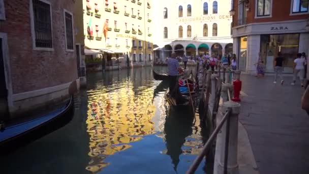 ヴェネツィア イタリア 2018 ヴェネツィアの狭い運河の観光ゴンドラ — ストック動画