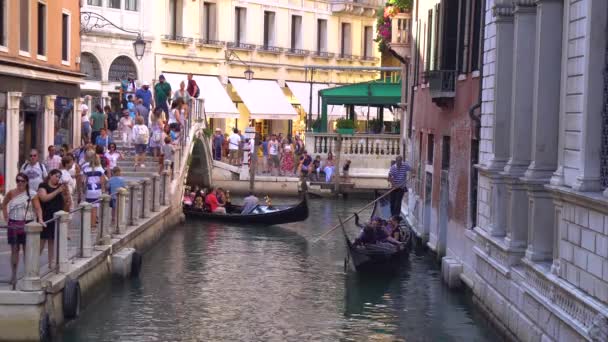 Venezia 2018 Gondola Con Turisti Negli Stretti Canali Venezia — Video Stock