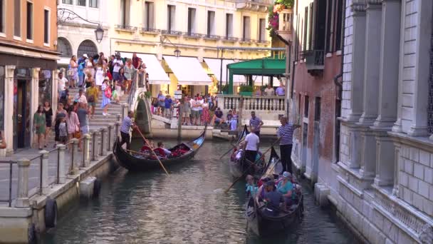 Benátky Itálie 2018 Gondola Turisty Úzkých Kanálech Benátek — Stock video