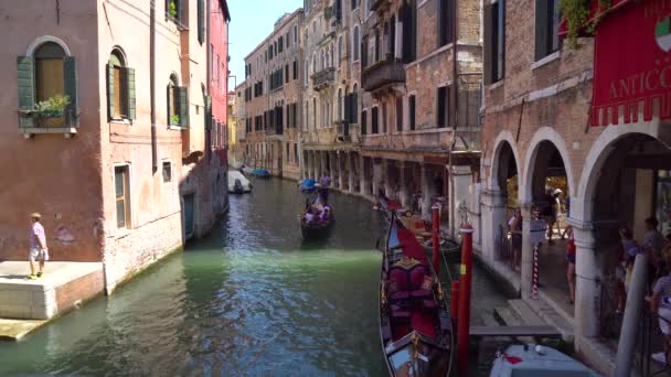 Венеція Італія 2018 Гондоли Туристів Вузьких Каналами Венеції — стокове відео