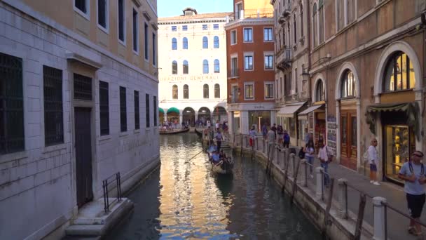 Венеция Италия 2018 Гондола Туристами Узких Каналах Венеции — стоковое видео