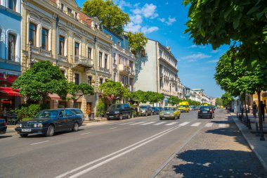 Tbilisi, Gürcistan - 30.08.2018: Agmashenebeli Caddesi üzerinde şehir Tbilisi tarihi kesiminde ana caddelerinden görünümdür.