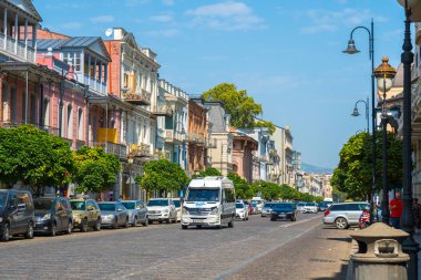 Tbilisi, Gürcistan - 30.08.2018: Agmashenebeli Caddesi üzerinde şehir Tbilisi tarihi kesiminde ana caddelerinden görünümdür.