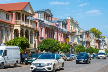 Tbilisi, Gürcistan - 30.08.2018: Agmashenebeli Caddesi üzerinde şehir Tbilisi tarihi kesiminde ana caddelerinden görünümdür.