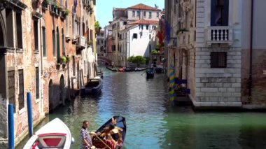 Venice, İtalya - 16.08.2018: gondol Venedik dar kanallar turist ile
