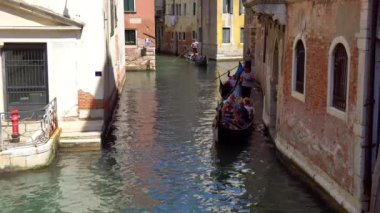 Venice, İtalya - 16.08.2018: gondol Venedik dar kanallar turist ile