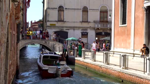 Venezia 2018 Gondola Con Turisti Negli Stretti Canali Venezia — Video Stock