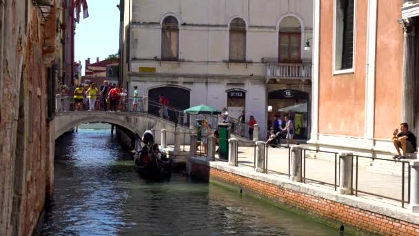 Venezia 2018 Gondola Con Turisti Negli Stretti Canali Venezia — Video Stock