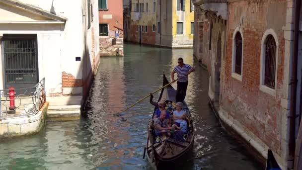 Venise Italie 2018 Gondole Avec Les Touristes Dans Les Canaux — Video