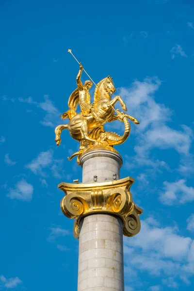 Tiflis, Gürcistan - 30.08.2018: Altın heykel Aziz George'un Tiflis ana kare üzerinde.